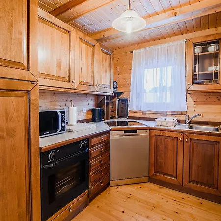 Дом отдыха Log Vista View With Seasonal Hot Tub Bizeljsko