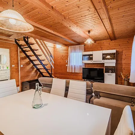 Log Vista View With Seasonal Hot Tub 펜션 Bizeljsko