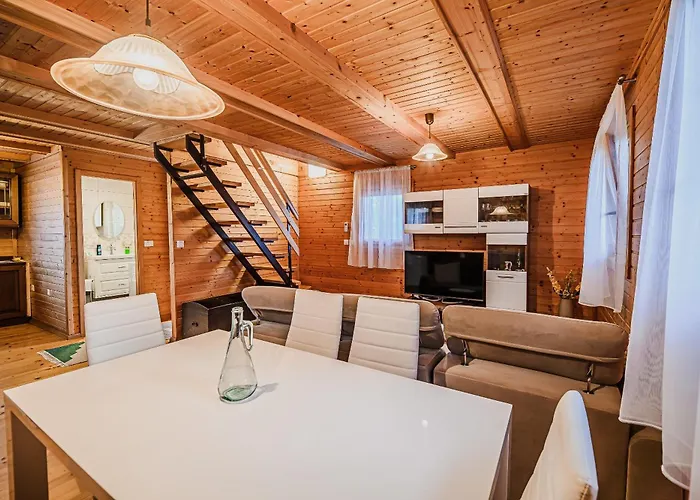 Log Vista View With Seasonal Hot Tub Počitniška hiša Bizeljsko